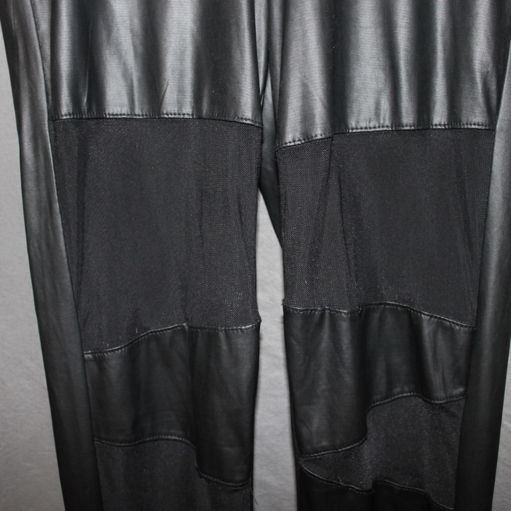 FOREVER 21 BLACK LEGGINGS WITH MESH